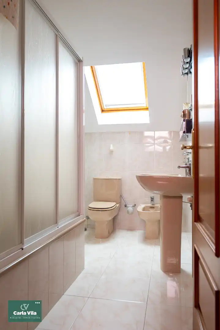 Bany de Casa o xalet en venda en Lugo amb Calefacció, Jardí privat i Parquet