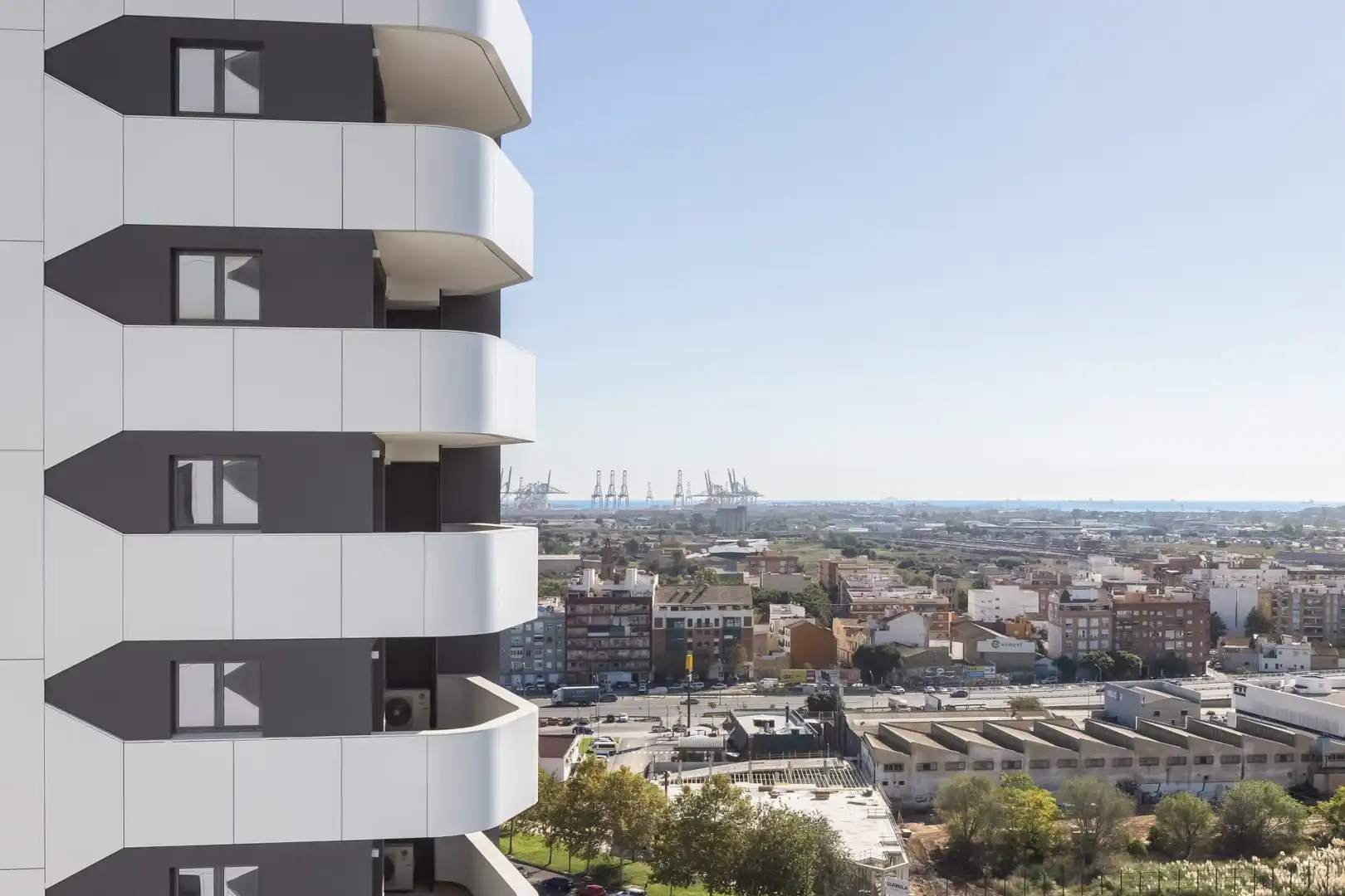 Außenansicht von Wohnung zur Miete in Valencia mit Terrasse, Abstellraum und Möbliert