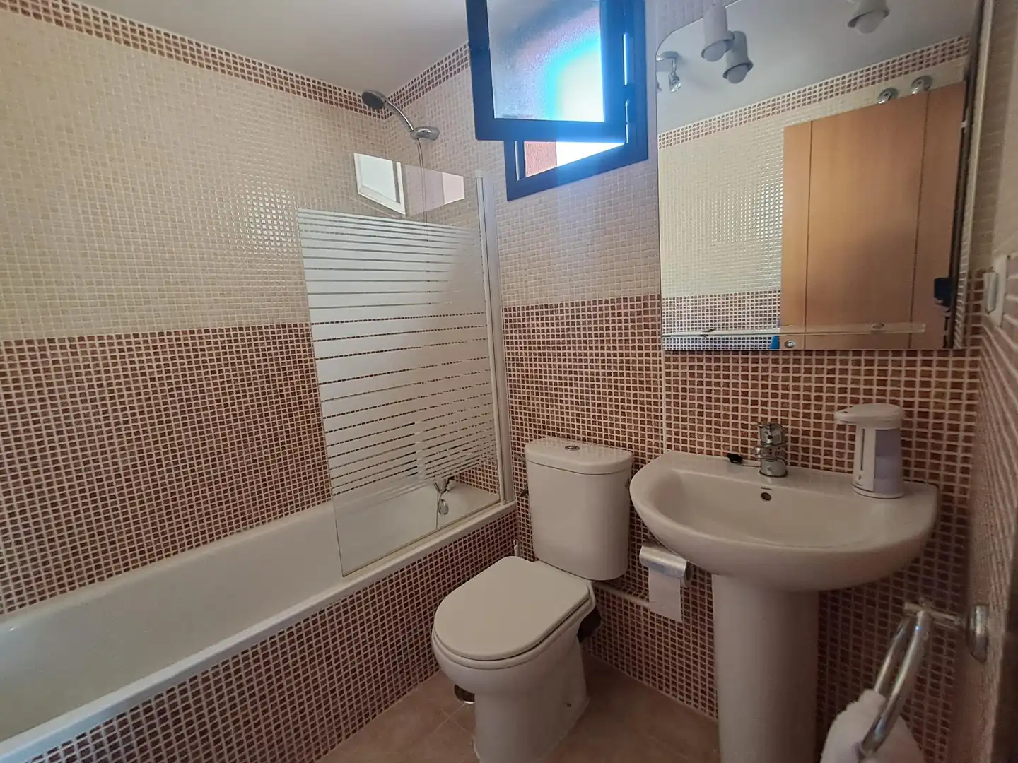 Badezimmer von Dachboden zum Verkauf in Águilas mit Klimaanlage, Heizung und Privatgarten