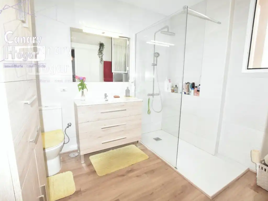 Badezimmer von Dachboden zum Verkauf in San Miguel de Abona mit Heizung, Privatgarten und Balkon