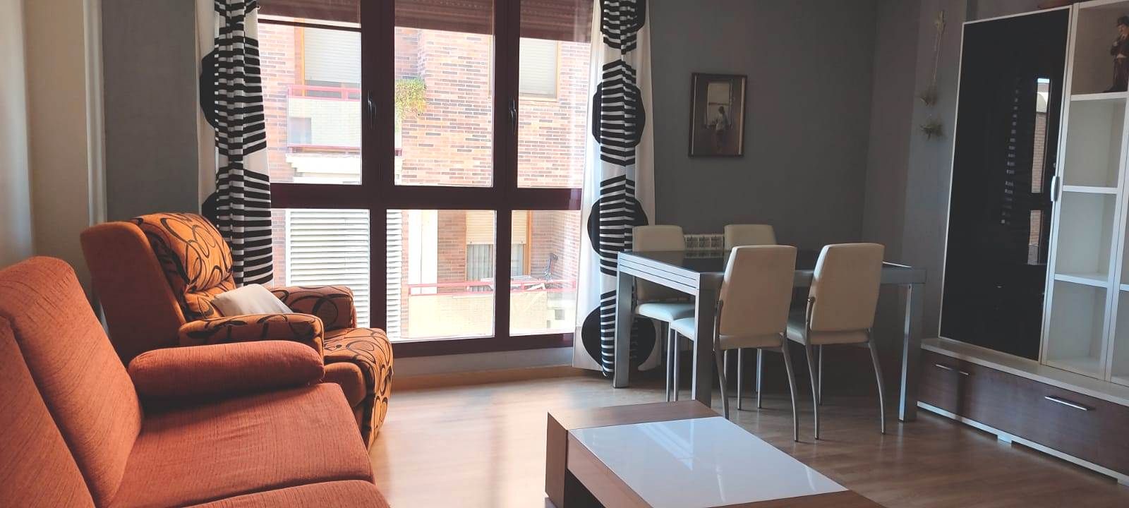 Living room of Flat to rent in  Zaragoza Capital  with Heating, Parquet flooring and Furnished