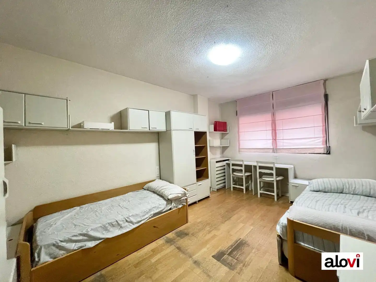 Habitación de Piso para compartir en Granada con Calefacción y Amueblado