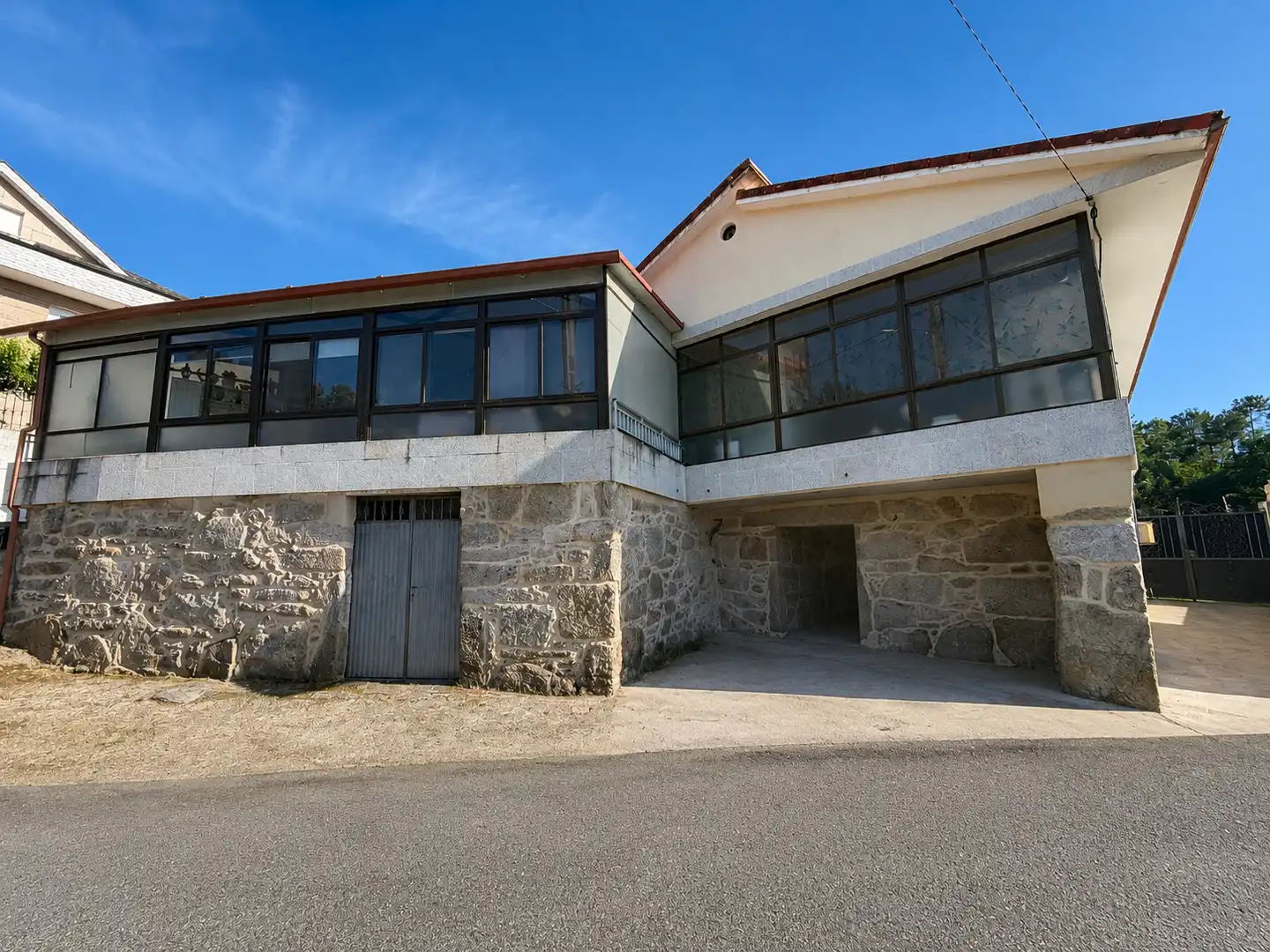 Vista exterior de Casa adosada en venta en Mondariz con Calefacción, Jardín privado y Amueblado