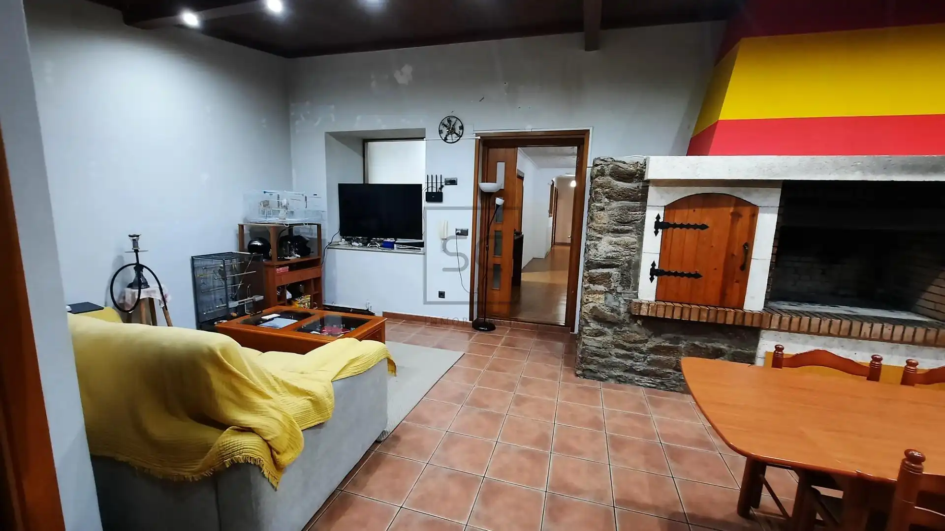 Wohnzimmer von Einfamilien-Reihenhaus zum Verkauf in Neda mit Heizung, Privatgarten und Alarm