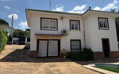 Vista exterior de Casa o xalet en venda en Navas del Rey amb Aire condicionat, Calefacció i Jardí privat