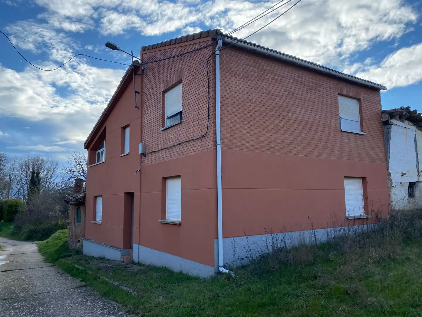 Vista exterior de Casa adosada en venda en Villadiego amb Jardí privat