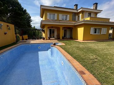 Casa amb piscina en venda a Montornès del Vallès