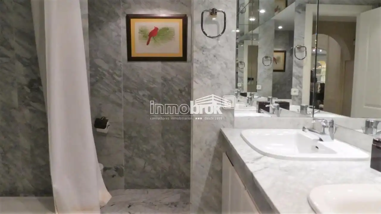 Badezimmer von Wohnung zur Miete in Marbella mit Klimaanlage, Terrasse und Schwimmbad