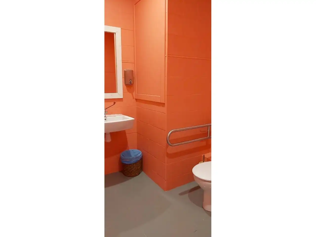 Badezimmer von Geschaftsraum zur Miete in Valls mit Klimaanlage