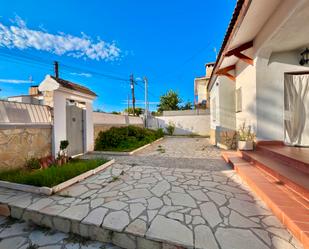 Vista exterior de Casa o xalet en venda en Cubelles amb Aire condicionat, Calefacció i Terrassa