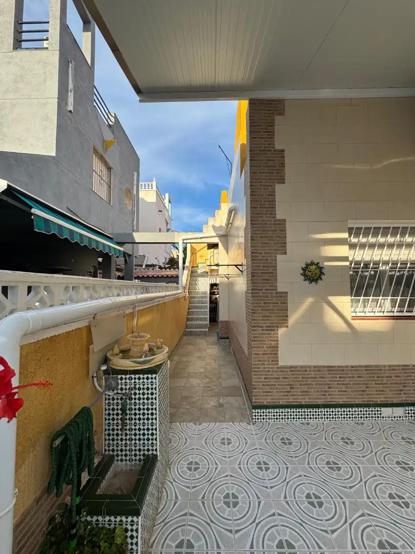 Vista exterior de Casa adosada en venda en Torrevieja amb Aire condicionat, Calefacció i Terrassa