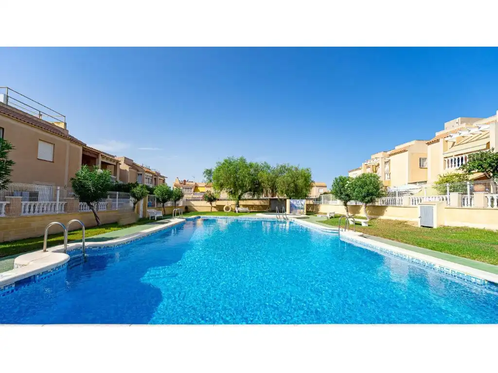 Bungalow amb piscina en venda a Calle Alboran S/N, imagen 2