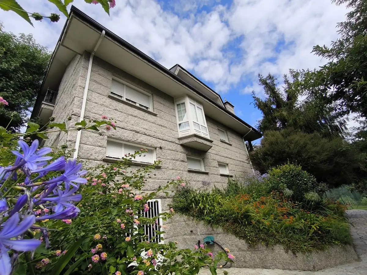 Vista exterior de Casa o chalet en venta en Vilagarcía de Arousa con Calefacción, Jardín privado y Parquet