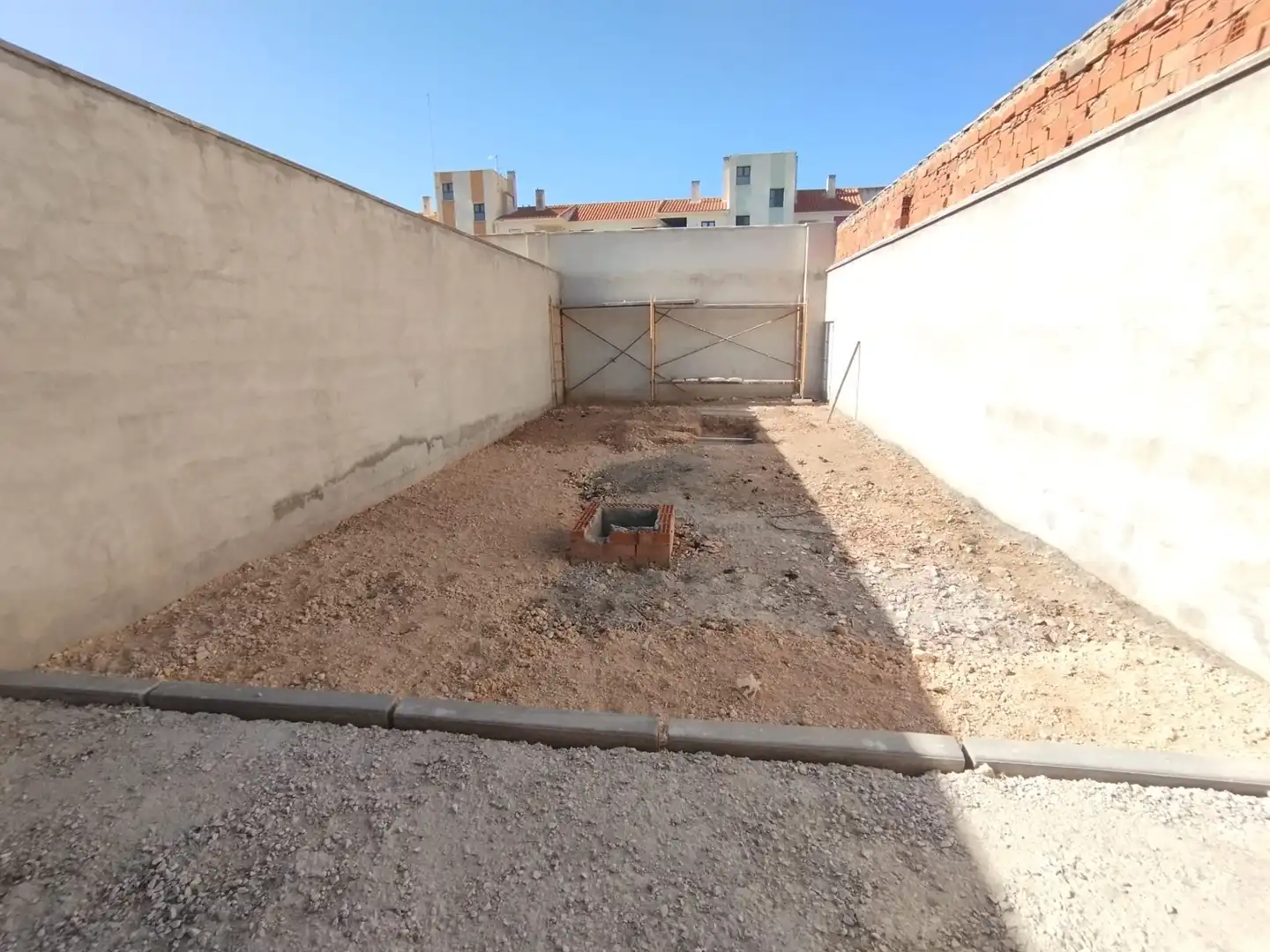 Aparcament de Casa adosada en venda en Tomelloso amb Terrassa i Balcó