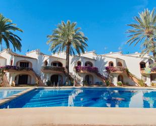 Piscina de Casa adosada de lloguer en Dénia amb Aire condicionat i Terrassa