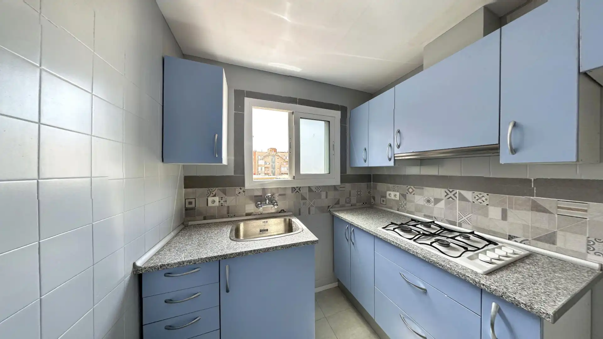 Cocina de Piso en venta en Cornellà de Llobregat con Amueblado, Horno y Balcón
