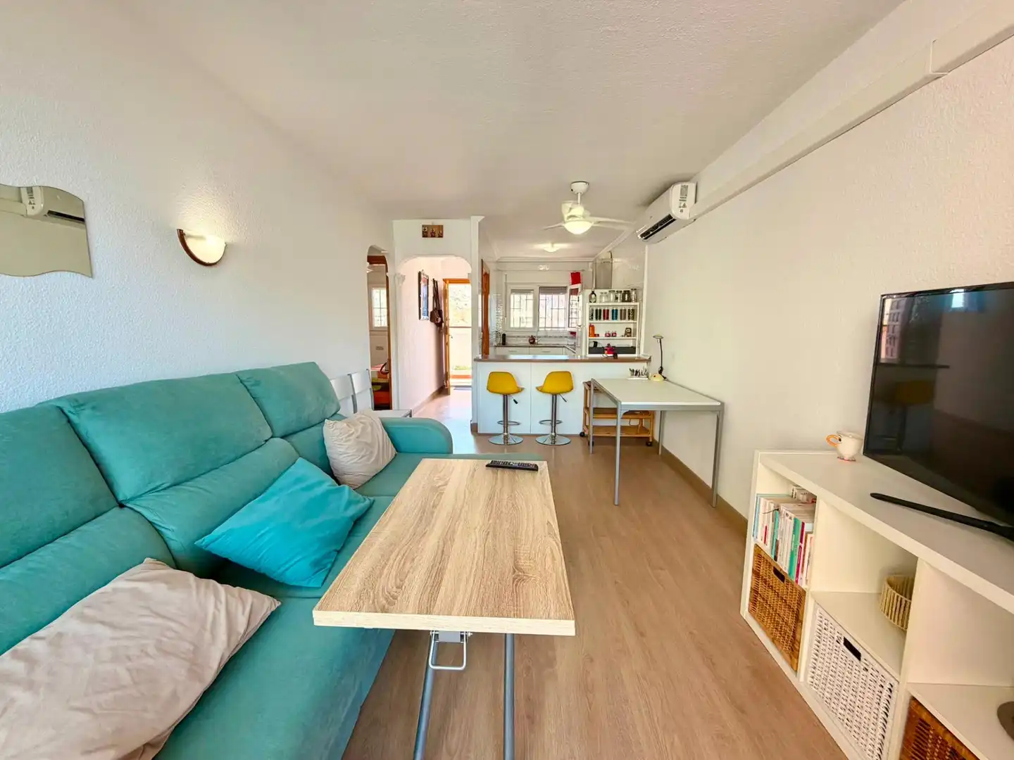 Sala d'estar de Pis en venda en Roquetas de Mar amb Aire condicionat, Terrassa i Moblat