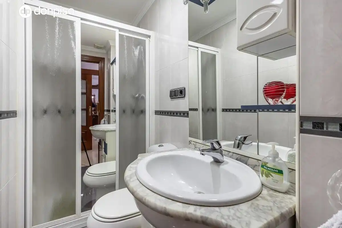 Bathroom of Flat for sale in Granada