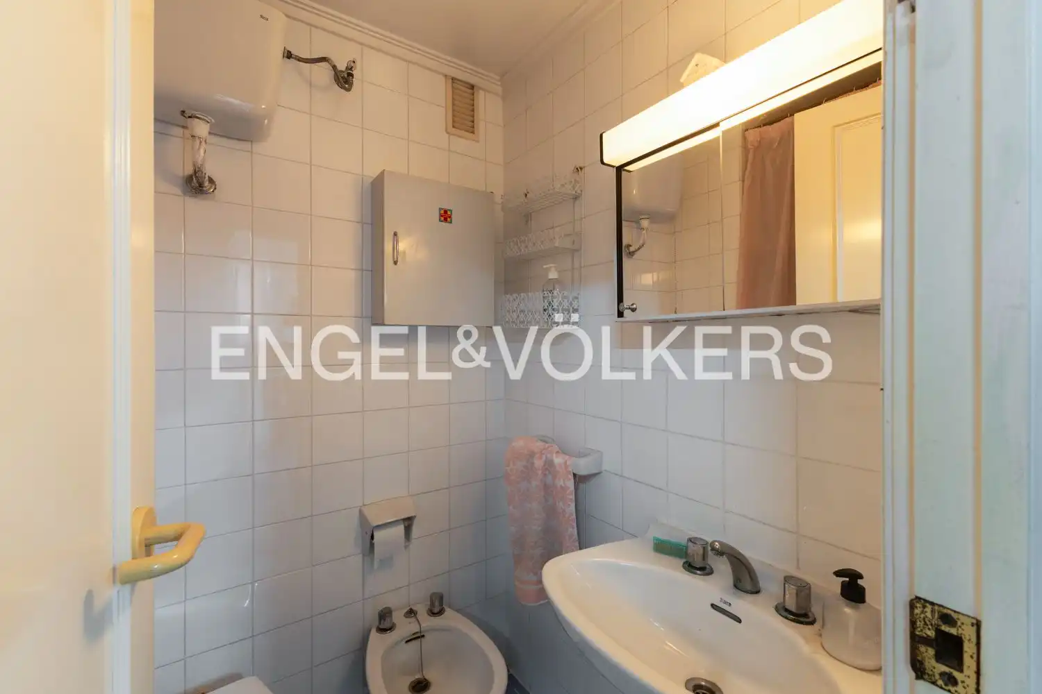 Bathroom of Flat for sale in Valencia  with Air Conditioner, Heating and Balcony