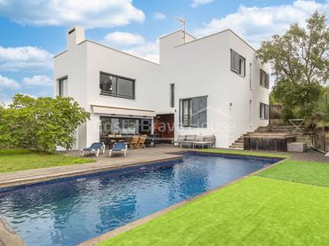 Casa amb piscina en venda a Carrer Joan Amades
