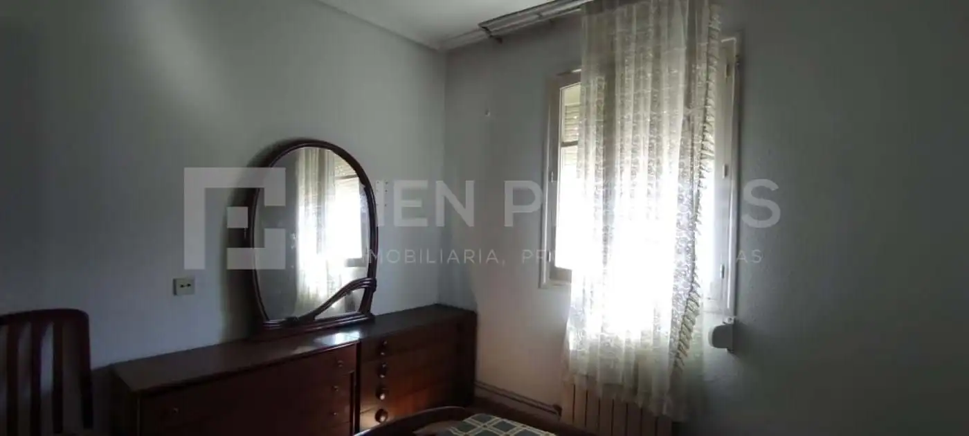 Bedroom of Flat for sale in  Logroño