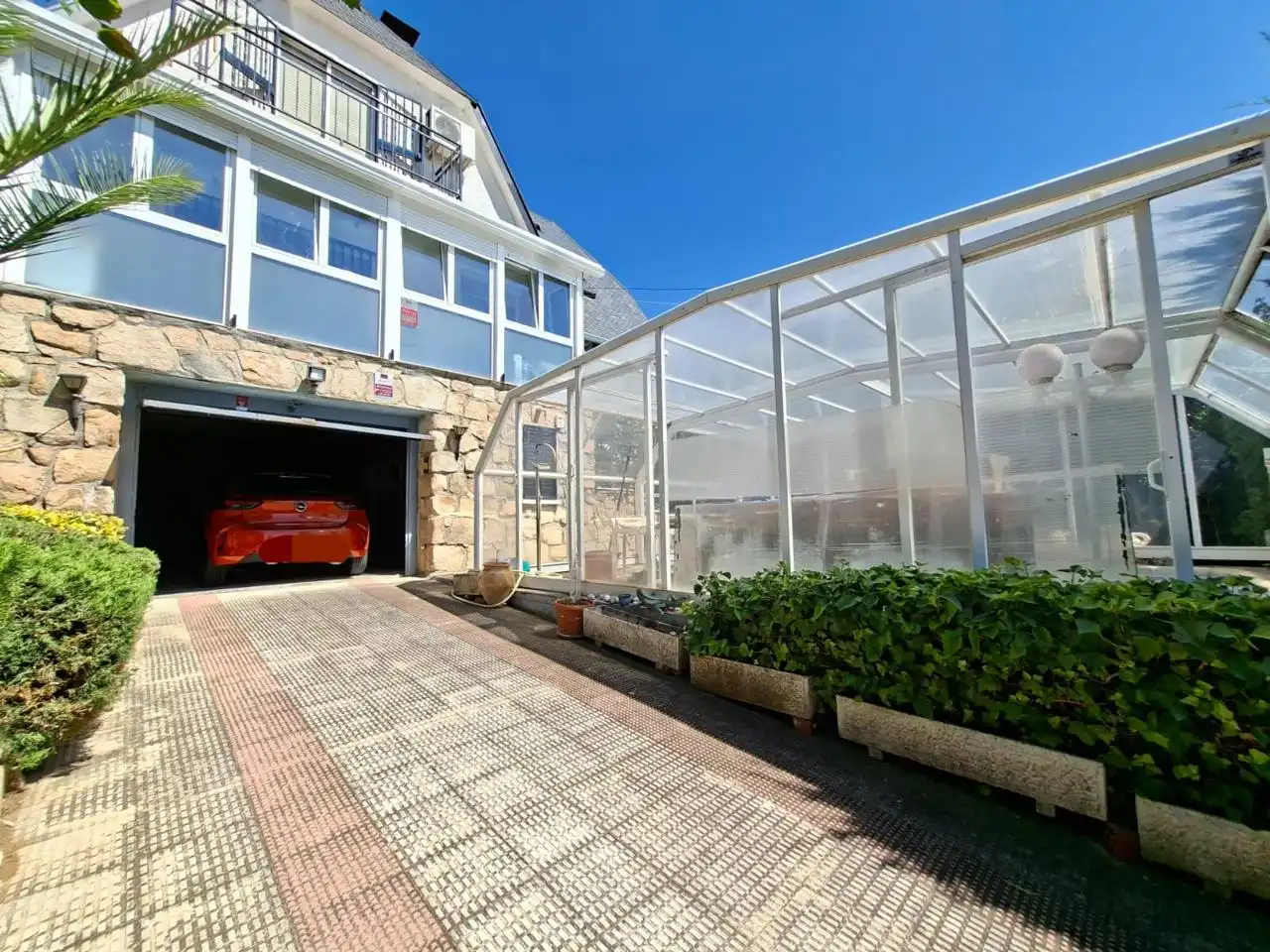 Vista exterior de Casa o xalet en venda en El Casar amb Aire condicionat, Calefacció i Jardí privat