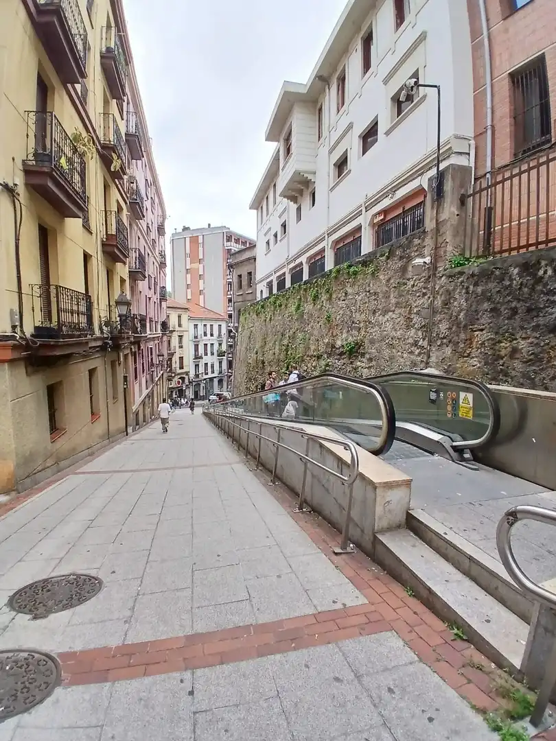 Vista exterior de Piso en venta en Uribarri