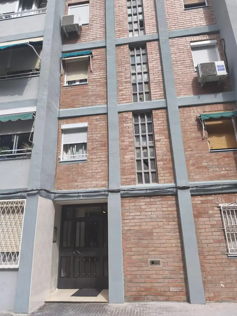 Vista exterior de Apartament en venda en Cornellà de Llobregat