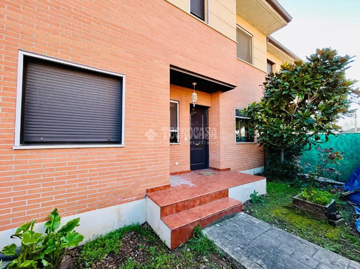 Vista exterior de Casa adosada en venda en Viana de Cega amb Calefacció