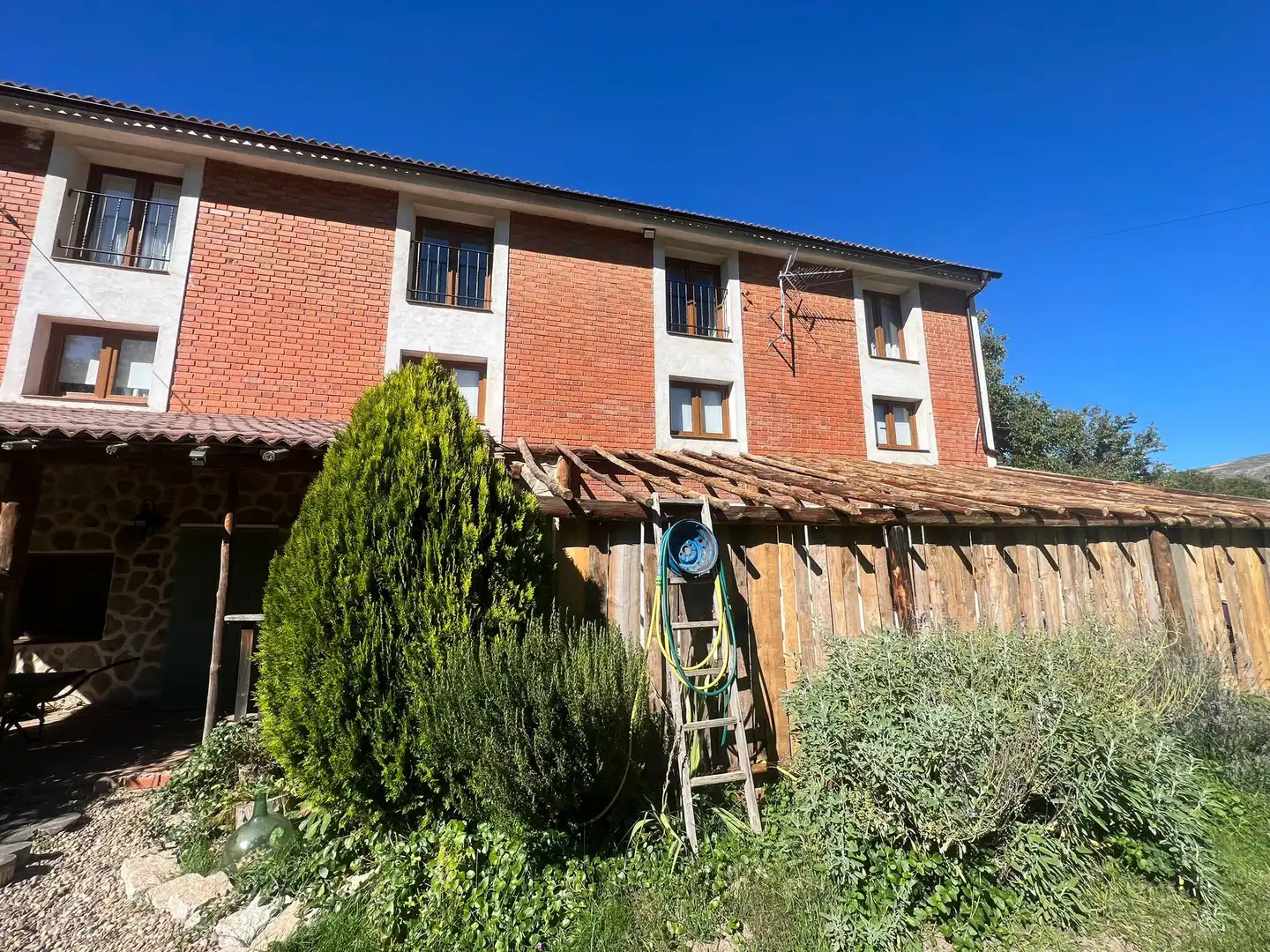 Vista exterior de Casa o chalet en venta en Navacepedilla de Corneja con Calefacción, Jardín privado y Parquet