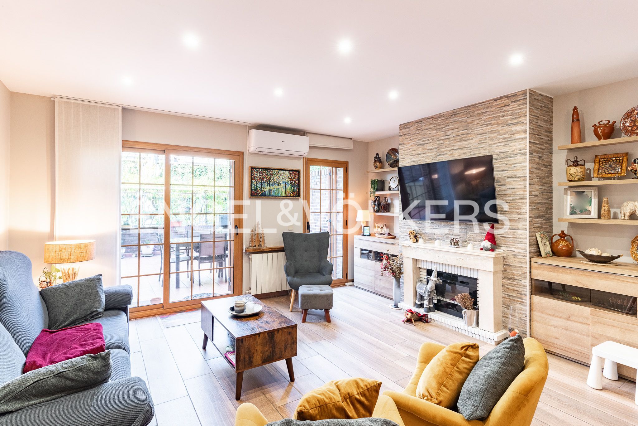 Sala d'estar de Casa o xalet en venda en Badalona amb Aire condicionat, Calefacció i Jardí privat