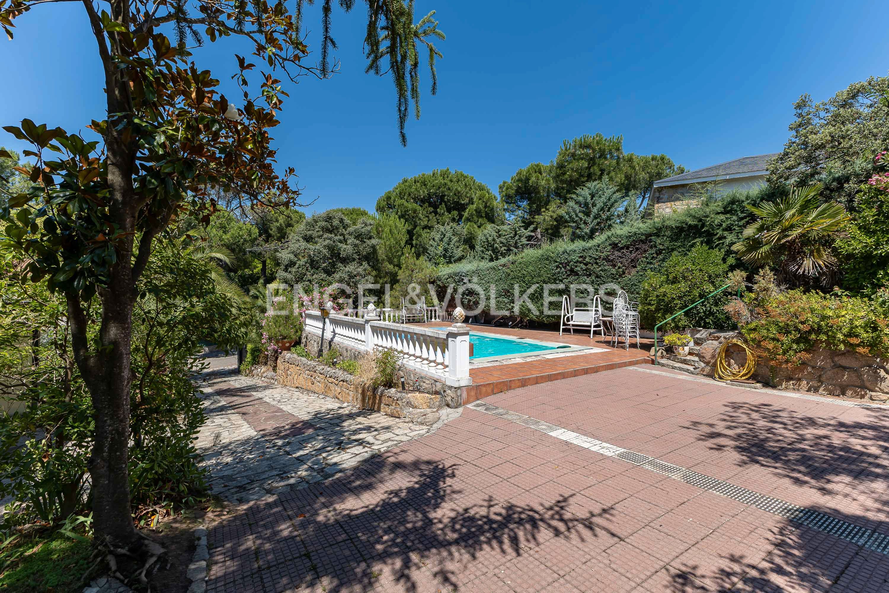 Vista exterior de Casa o xalet en venda en Valdemorillo amb Calefacció, Jardí privat i Terrassa