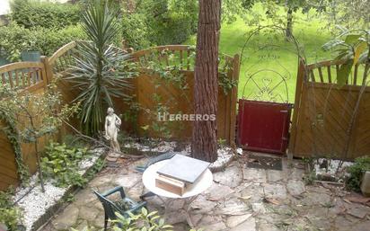 Jardí de Casa adosada en venda en Lardero amb Calefacció, Parquet i Terrassa