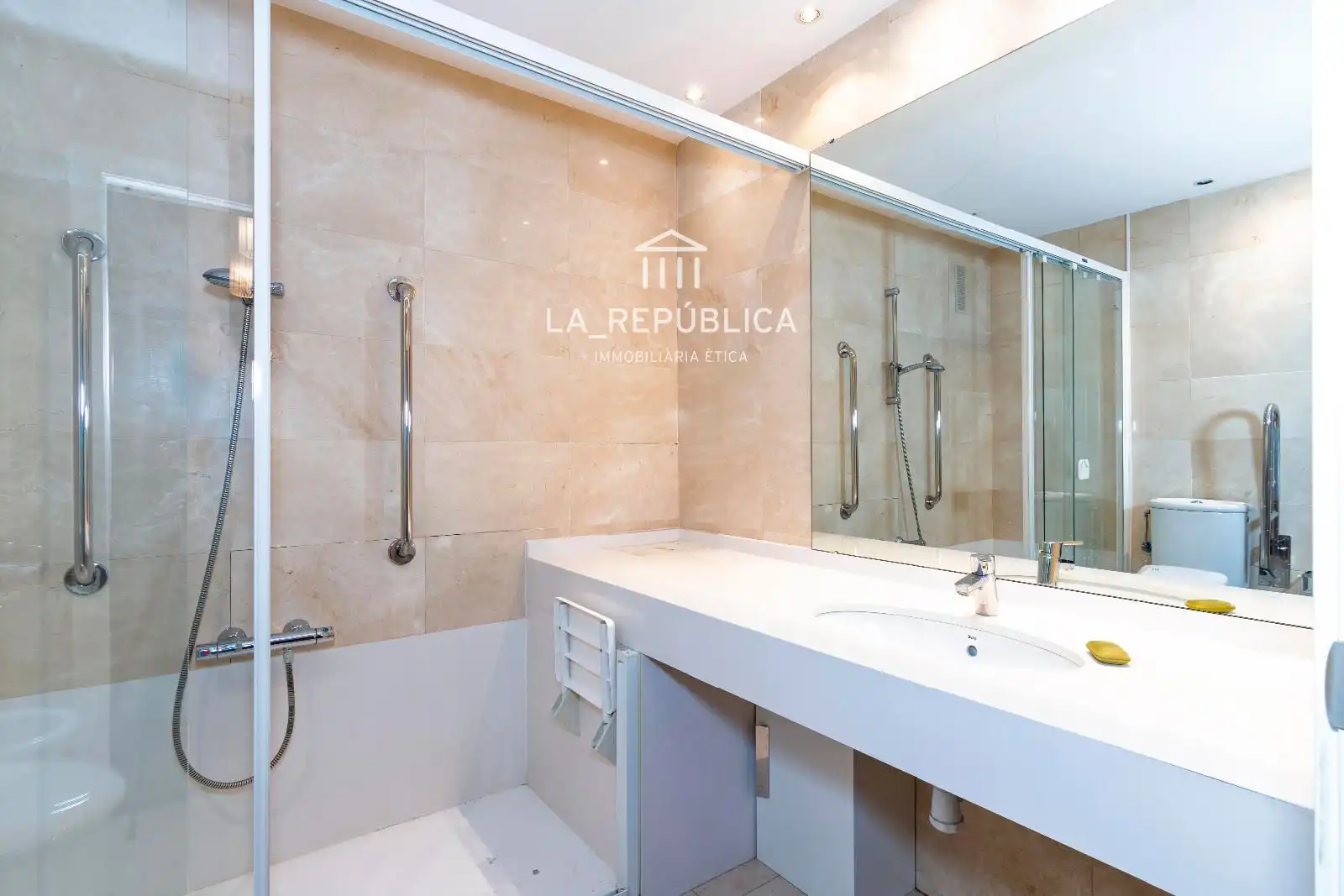 Baño de Piso en venta en Barcelona con Calefacción, Terraza y Horno