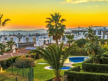 Vista exterior de Casa o xalet en venda en Benalmádena amb Aire condicionat, Calefacció i Jardí privat