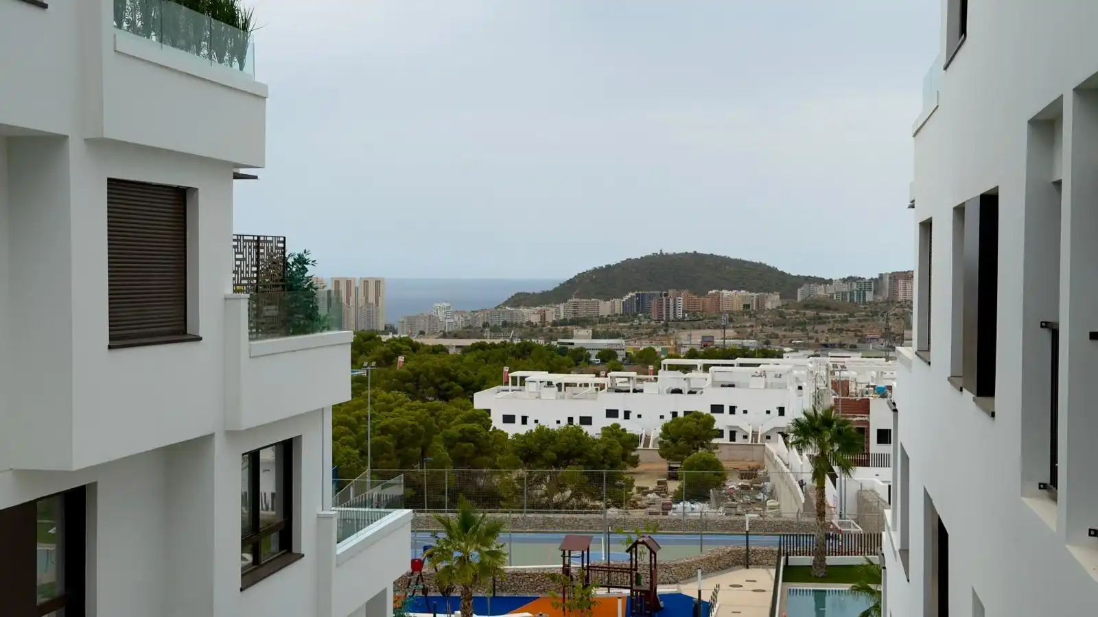 Vista exterior de Apartament de lloguer en Finestrat amb Aire condicionat, Jardí privat i Terrassa