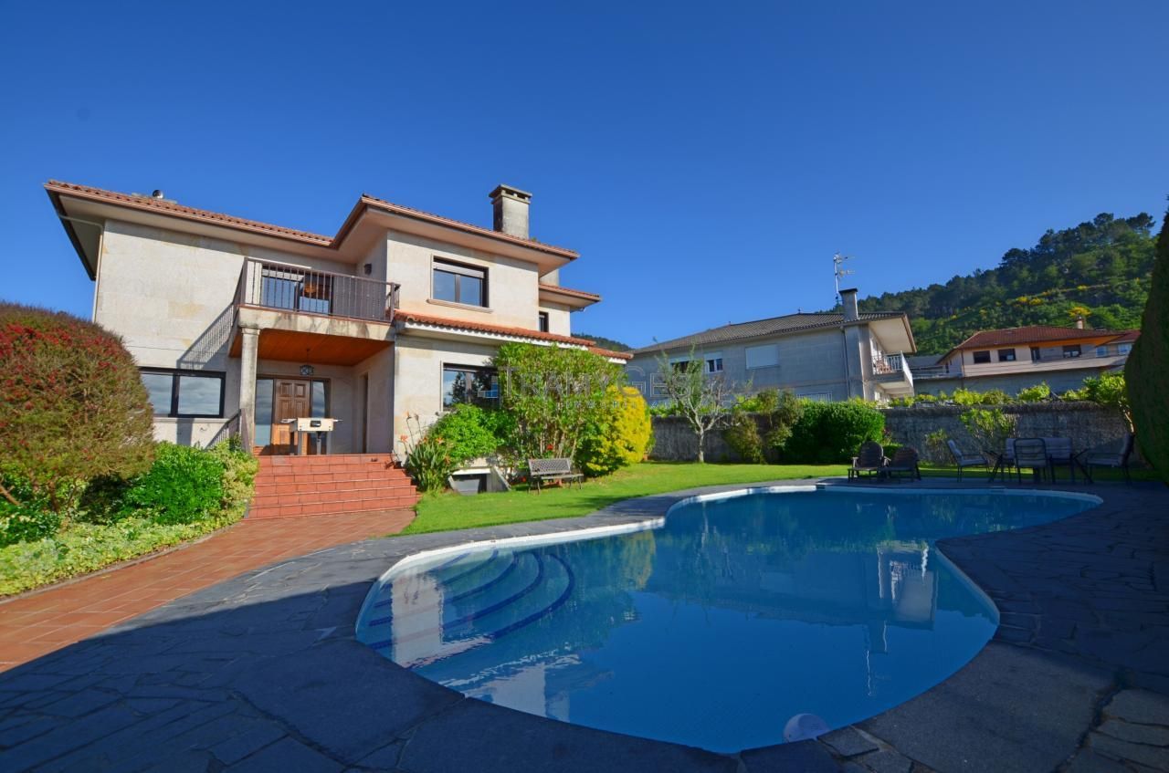 Vista exterior de Casa o xalet en venda en Tui amb Calefacció, Jardí privat i Terrassa