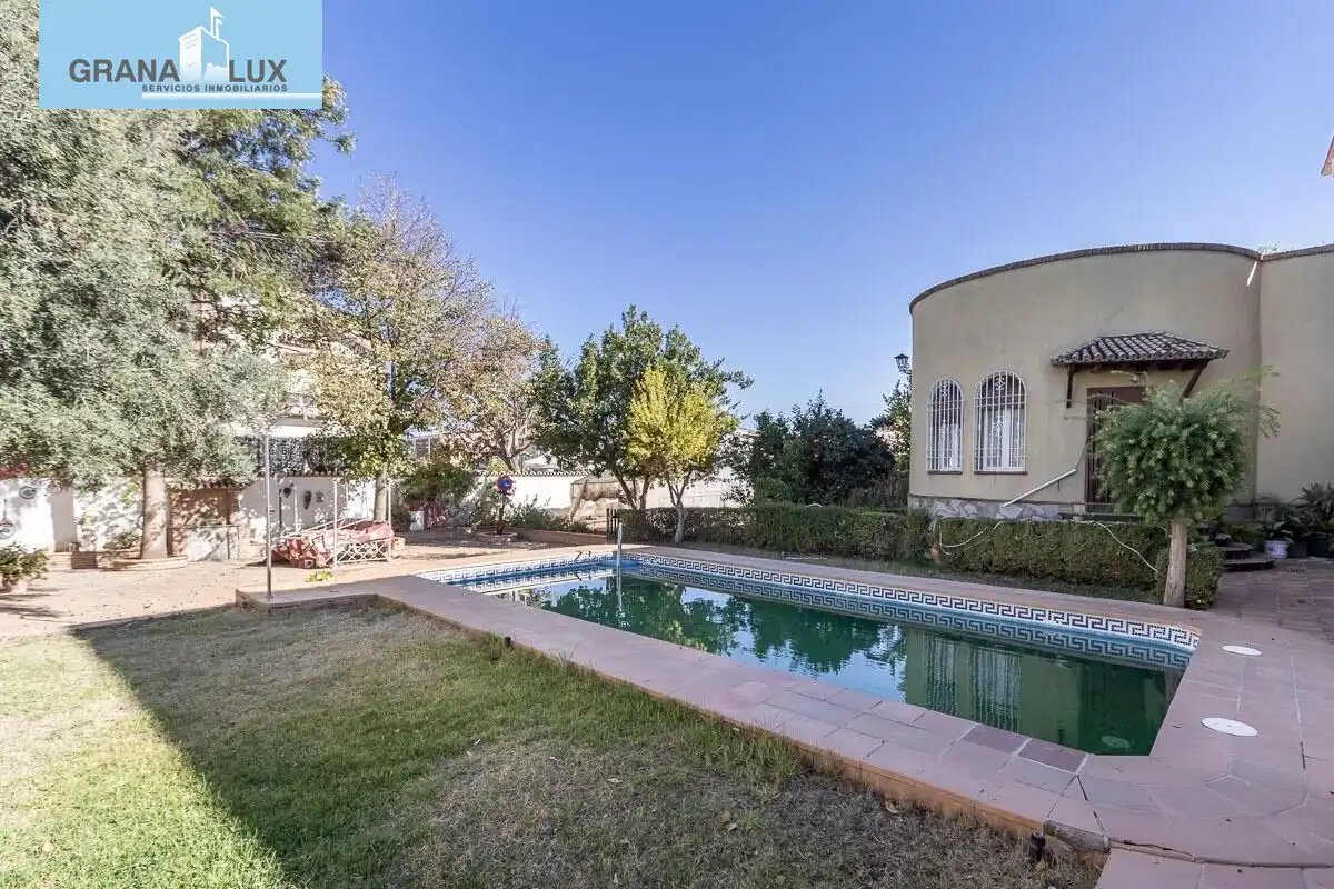 Detached house with pool for sale in Residencial Triana - Barrio Alto