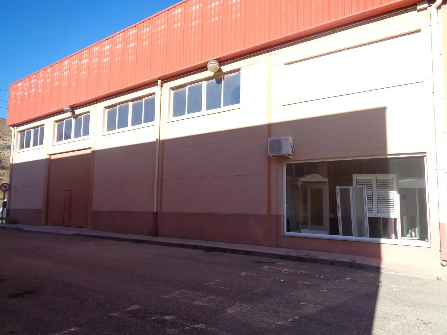Vista exterior de Nau industrial de lloguer en Elda