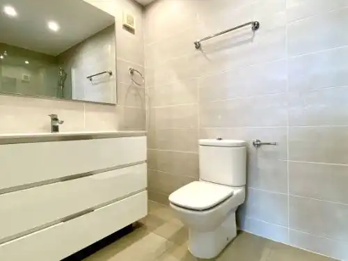 Badezimmer von Wohnung zum Verkauf in Barcelona mit Klimaanlage, Heizung und Parkett