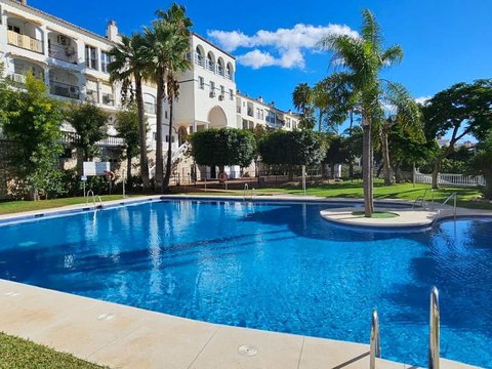 Piscina de Piso en venta en Mijas con Aire acondicionado, Terraza y Trastero
