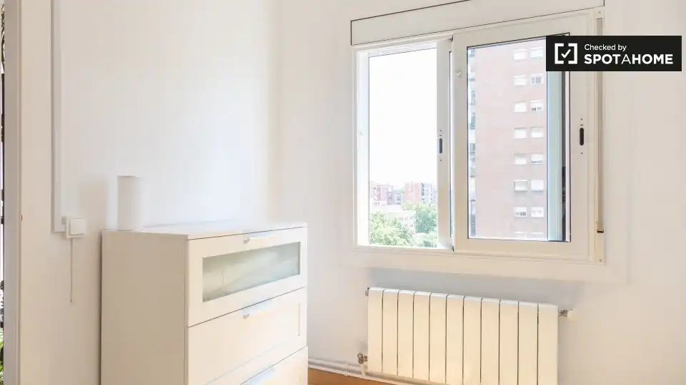 Dormitori de Apartament per a compartir en Barcelona amb Aire condicionat, Calefacció i Terrassa