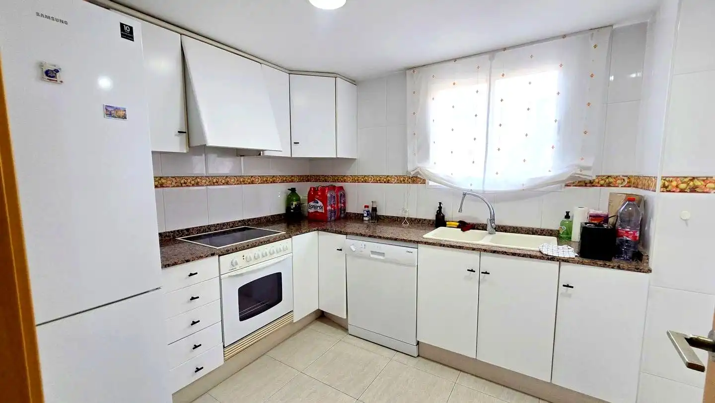 Cocina de Apartamento de alquiler en Gandia con Aire acondicionado, Terraza y Piscina comunitaria