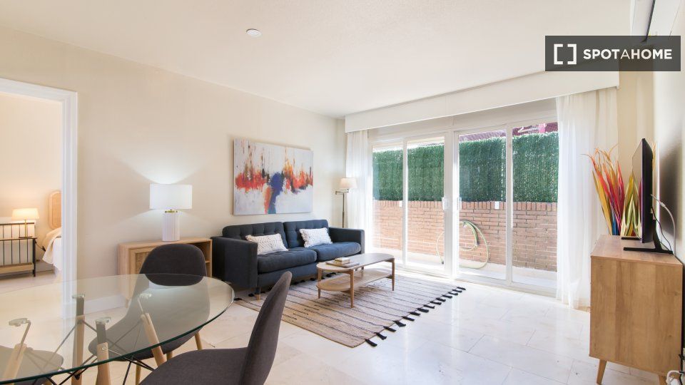 Living room of Flat to rent in  Madrid Capital  with Air Conditioner, Heating and Furnished