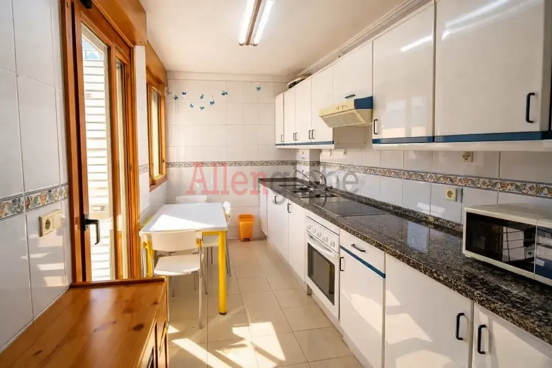 Cocina de Piso en venta en Oviedo  con Calefacción, Terraza y Trastero