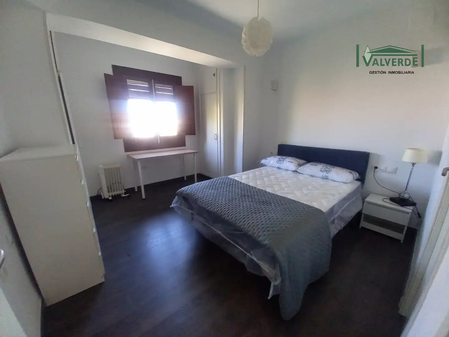 Habitación de Apartamento de alquiler en Granada con Amueblado, Lavadora y Microondas