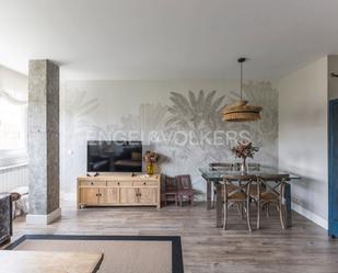 Sala d'estar de Apartament en venda en  Madrid Capital amb Aire condicionat, Calefacció i Jardí privat