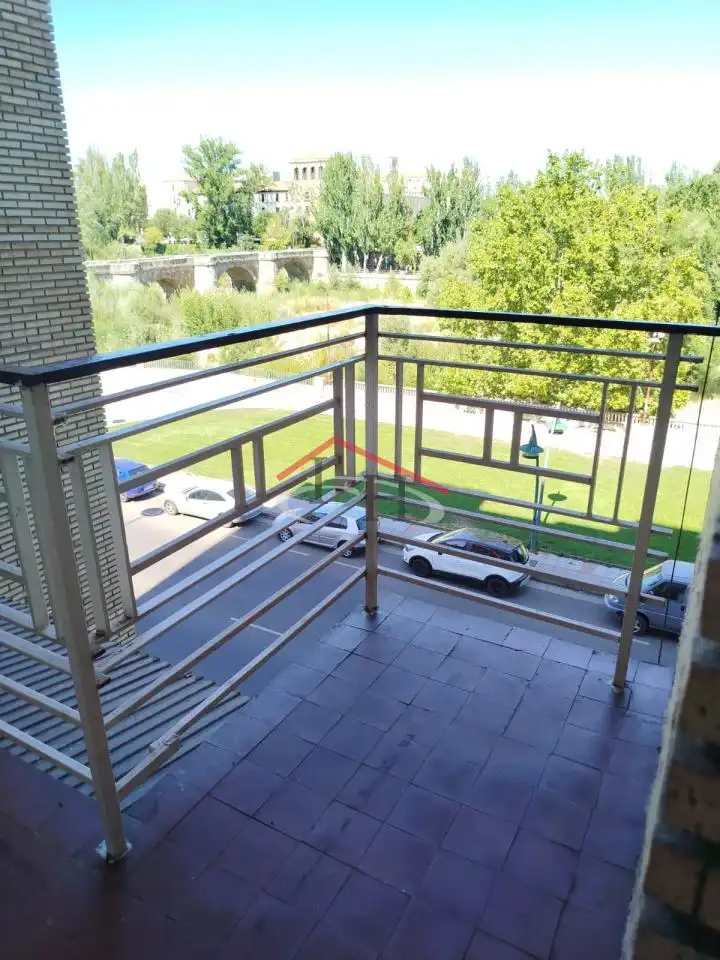 Terrassa de Pis en venda en León Capital  amb Calefacció, Terrassa i Moblat