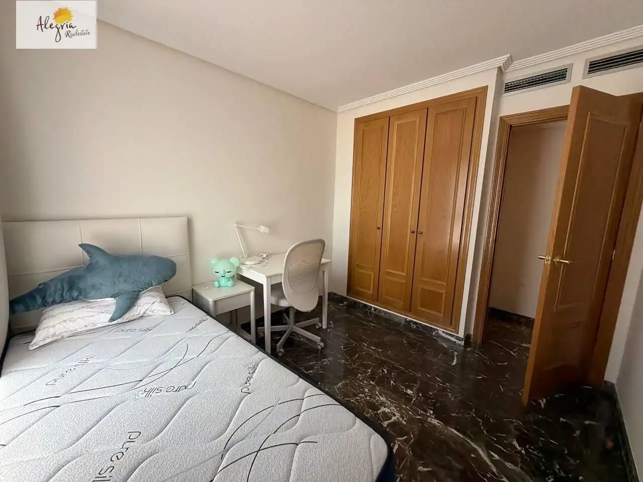 Dormitori de Apartament de lloguer en Valencia amb Aire condicionat, Calefacció i Jardí privat