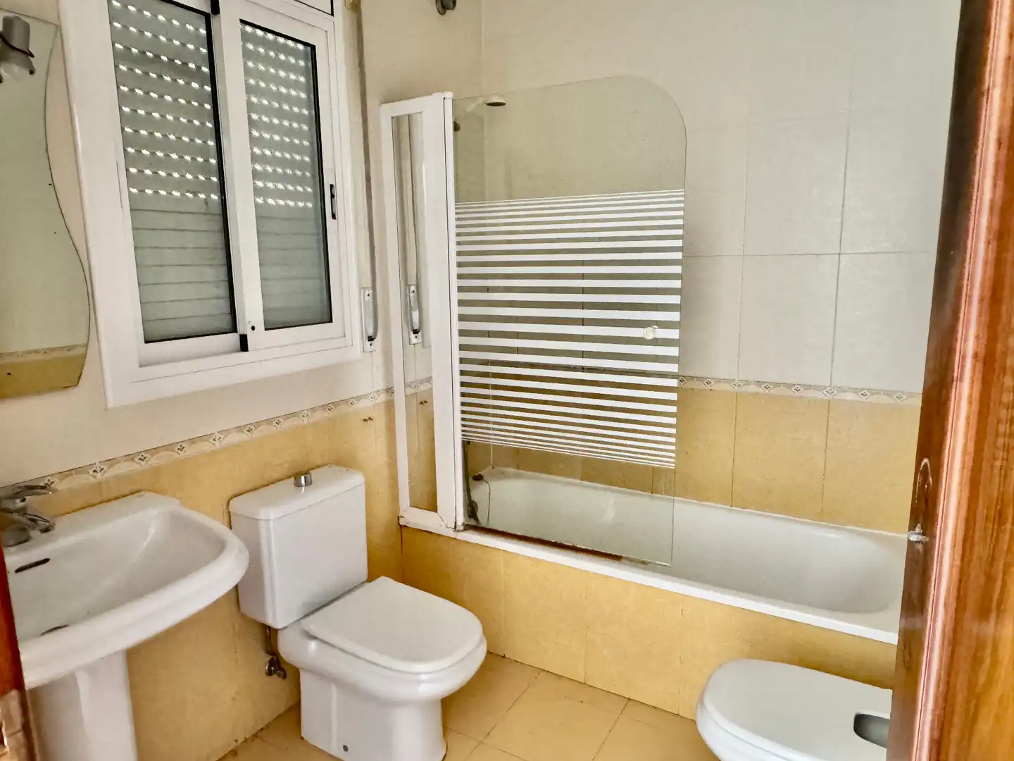 Badezimmer von Einfamilien-Reihenhaus zum Verkauf in Calafell mit Heizung, Privatgarten und Terrasse